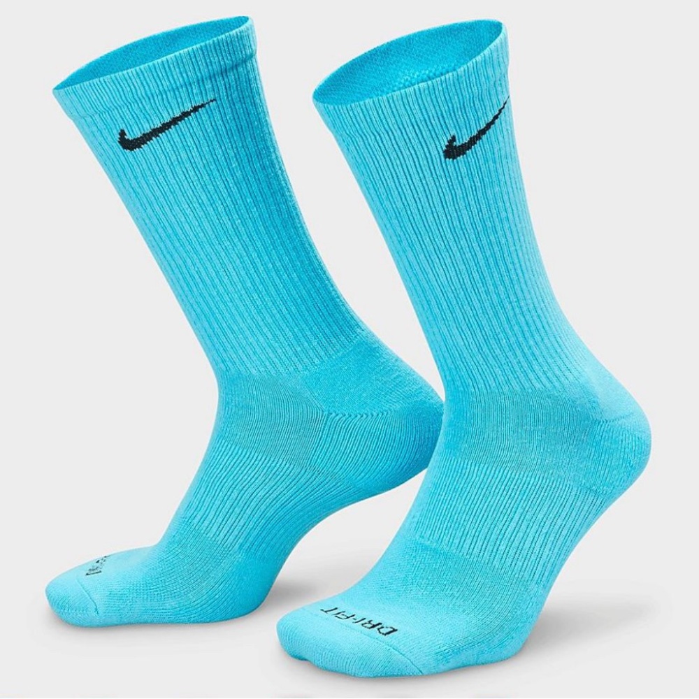 Nike 1 PAIR of TIFFANY CREW SOCKS SIZE
8-12 HIGH one sizes fits most NWOT